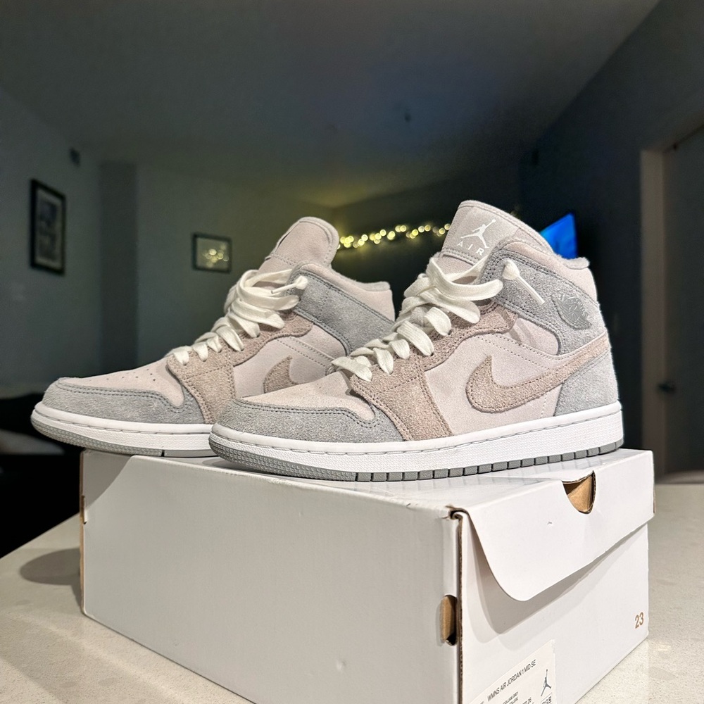 Air Jordan 1 Mid SE Sneakers Size 9 WMNS